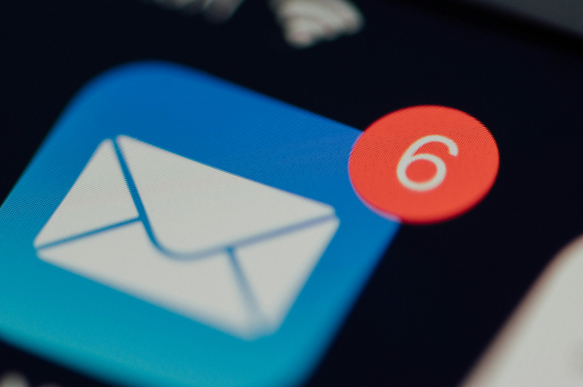 email app icon with a badge showing six new messages